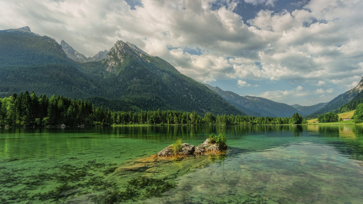 綠色高山湖泊風景圖片