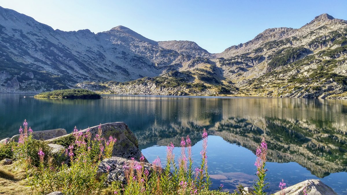 高山湖泊唯美風景圖片