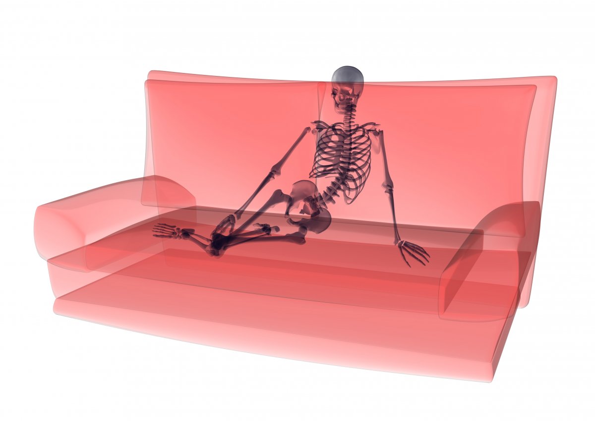 沙发上的骷髅人图片