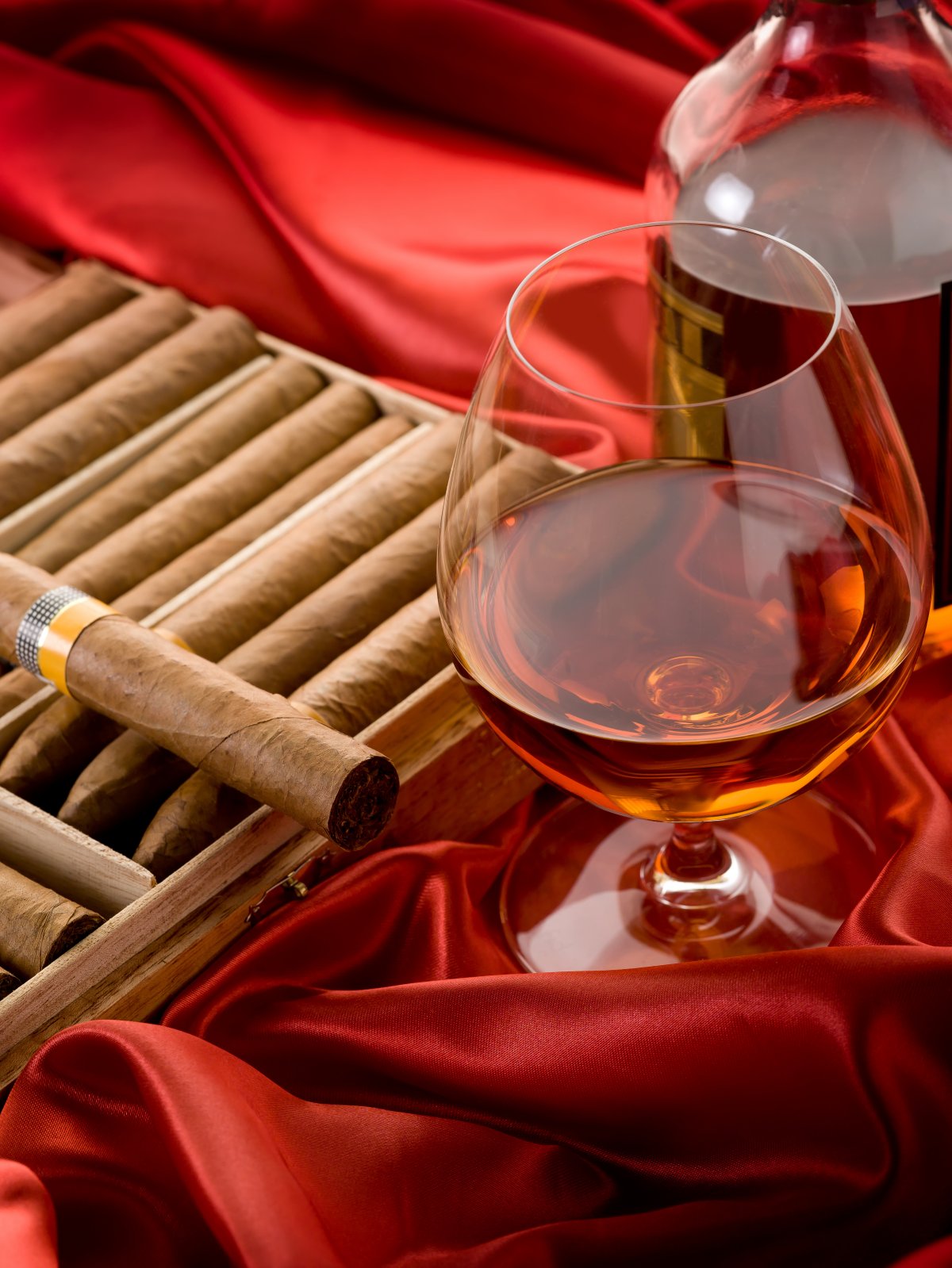 红丝绸香烟美酒图片,高清图片