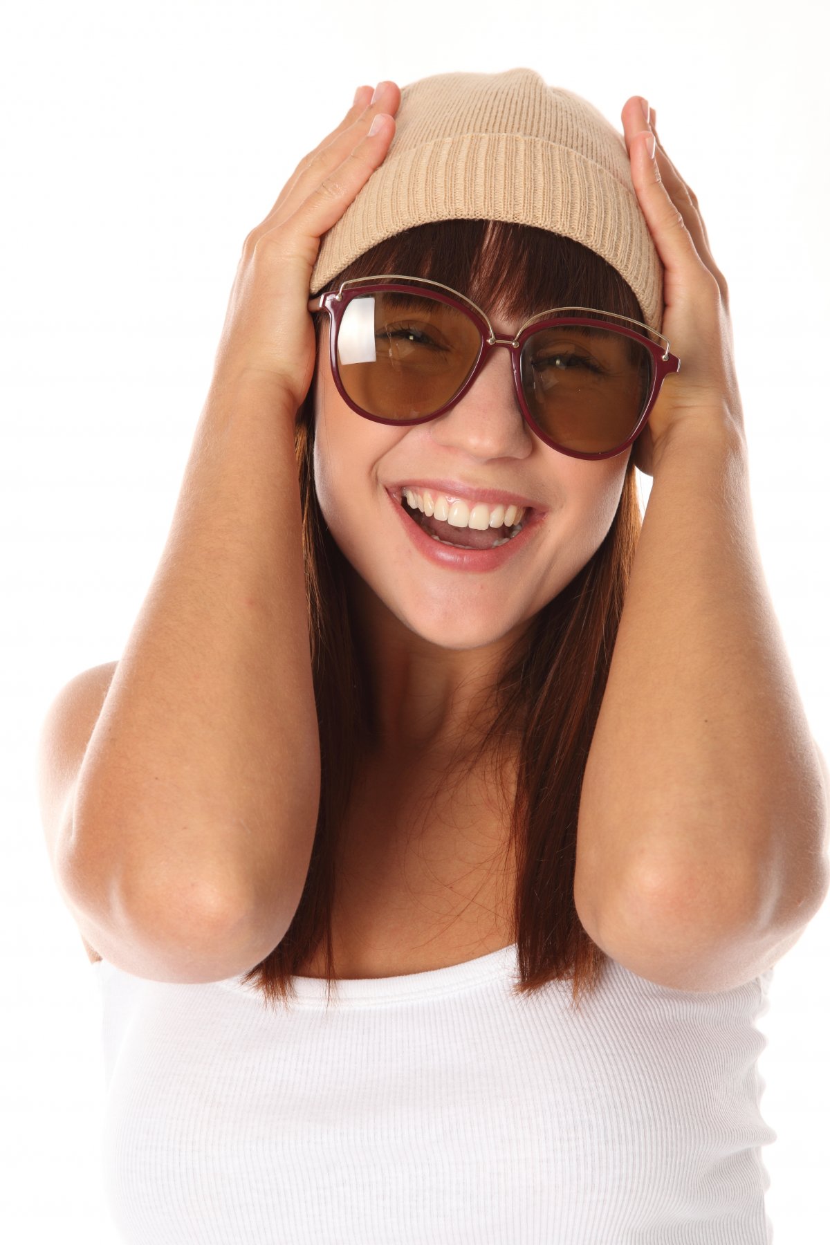 带墨镜开心美女图片