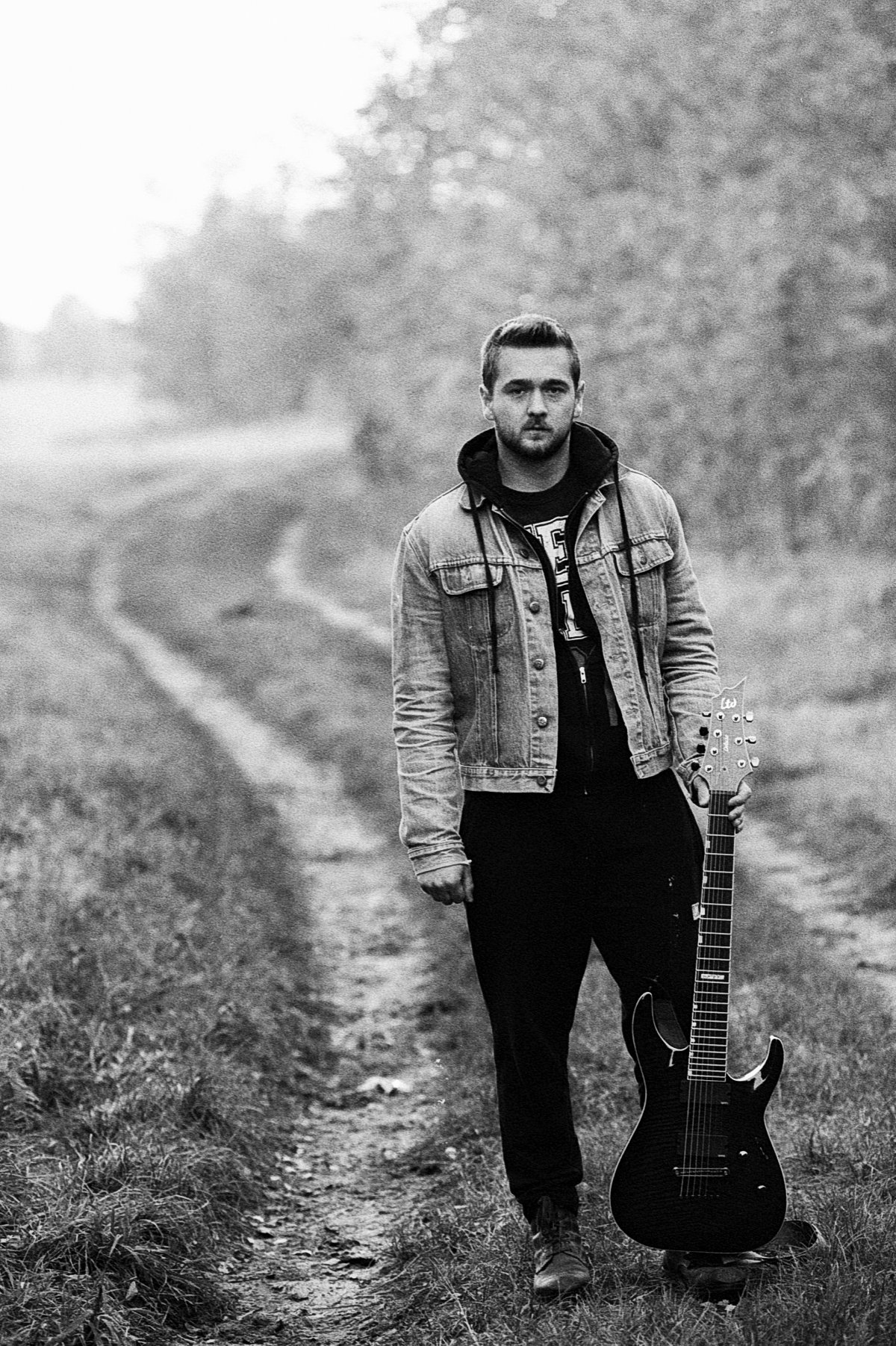 黑白吉他帅哥图片