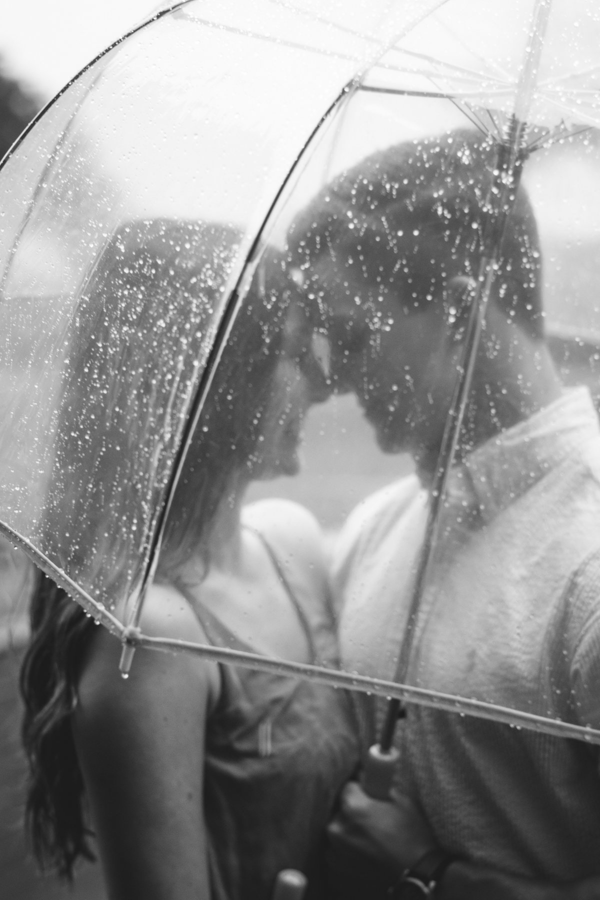 男女情侣雨中打伞图片图片
