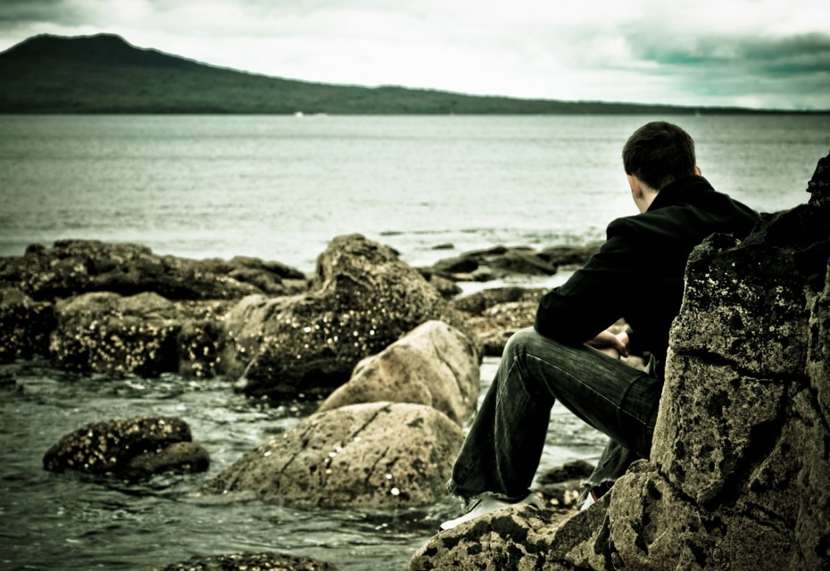 一个人独坐沉思的图片图片