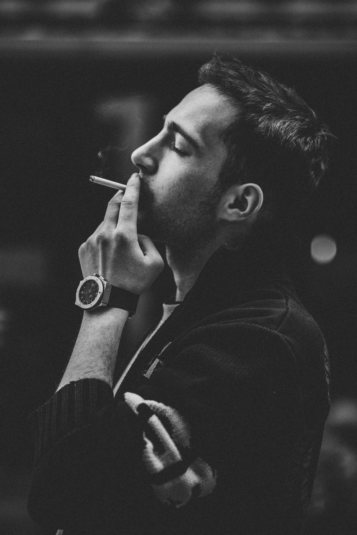 黑白图片男生抽烟图片