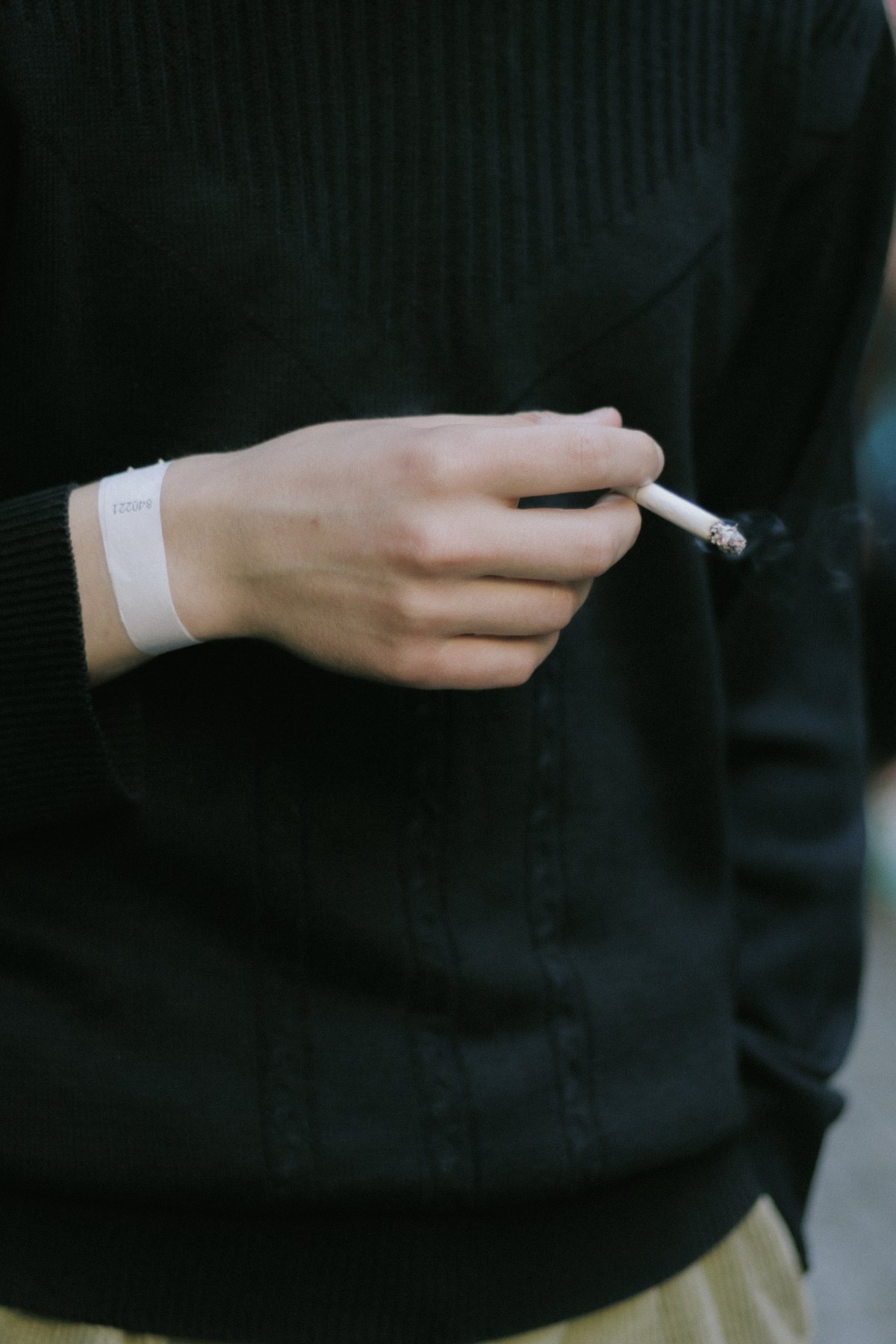 一只手叼烟的图片图片