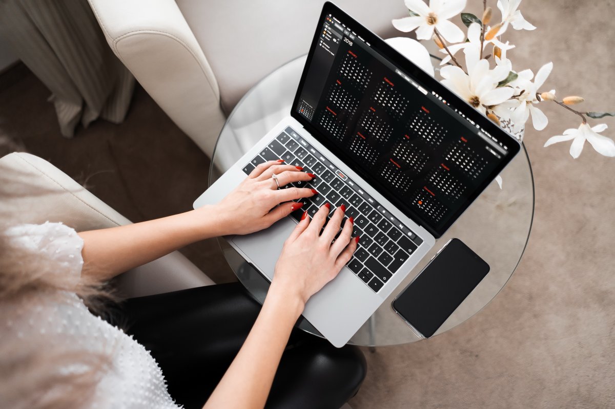 敲笔记本键盘的双手图片,高清图片