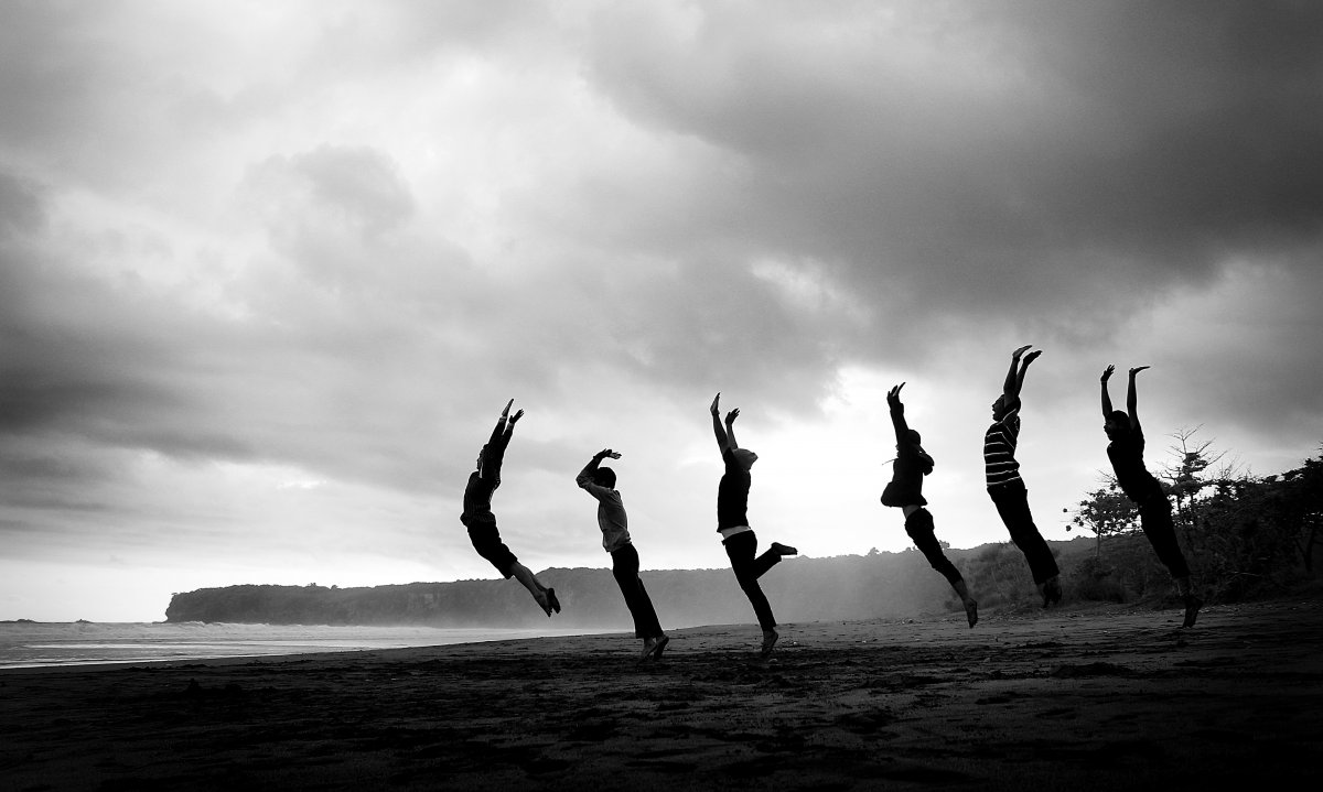 一群人跳跃黑白图片