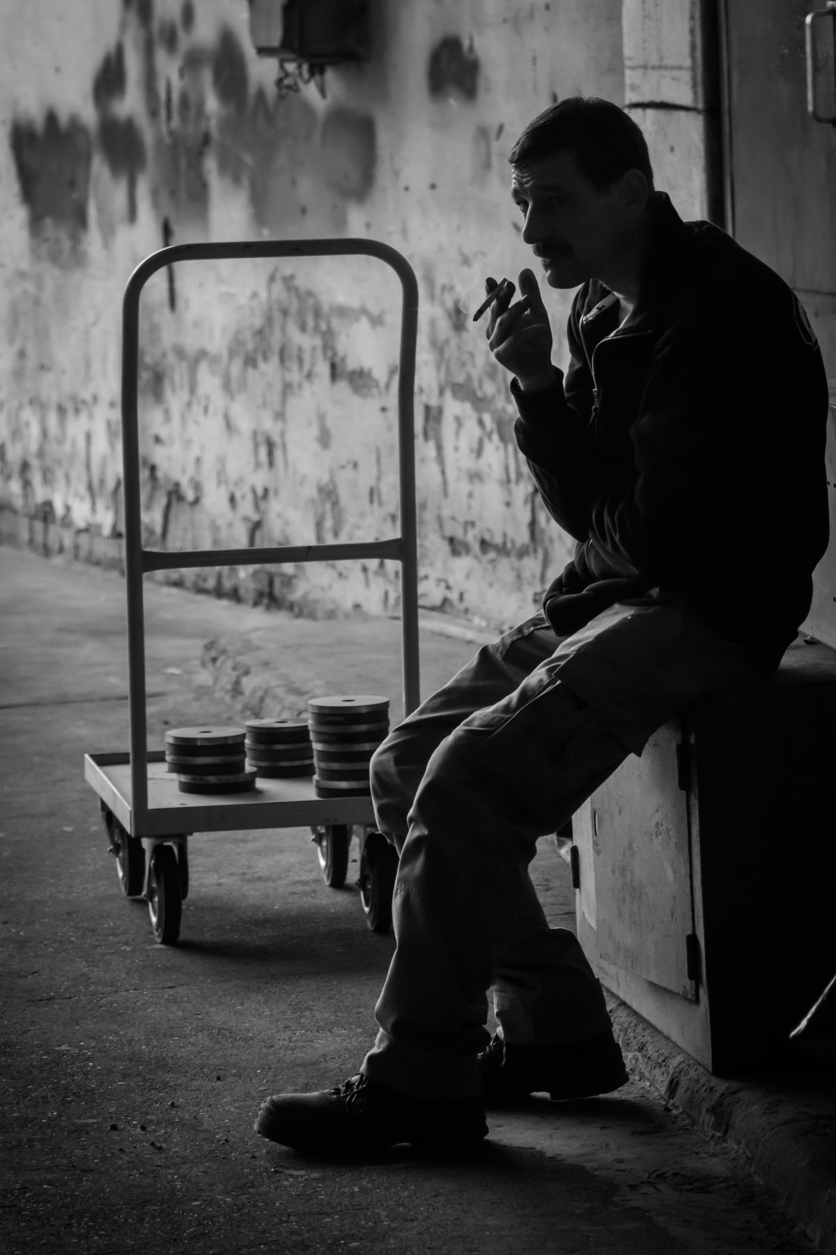 街头抽烟孤独寂寞图片图片