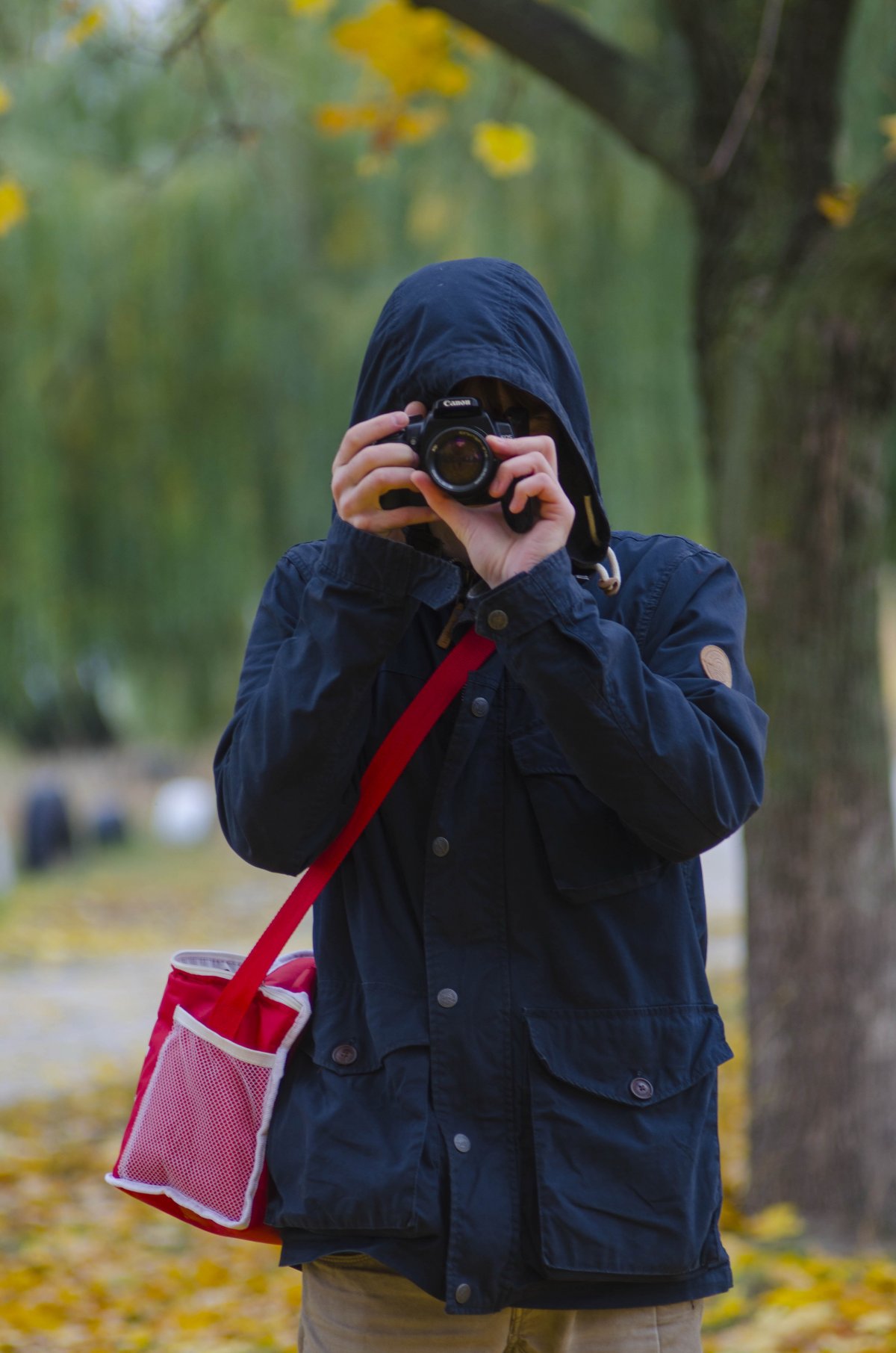 新闻女记者摄影图