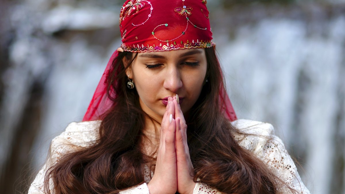 女人双手合十祈祷图片图片