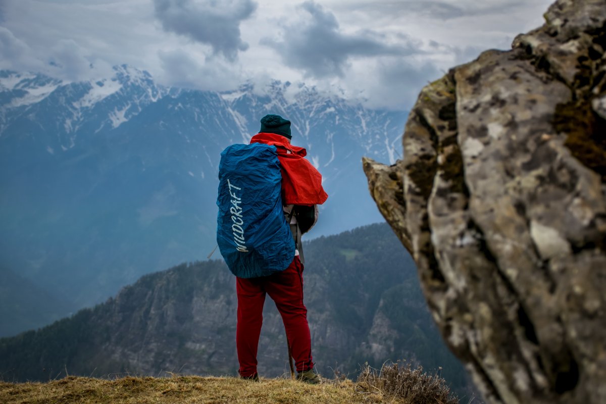 登山旅行者背影圖片