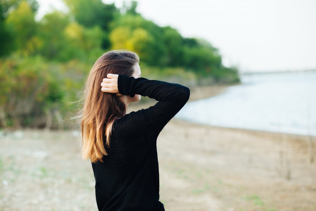 海邊意境美女背影圖片