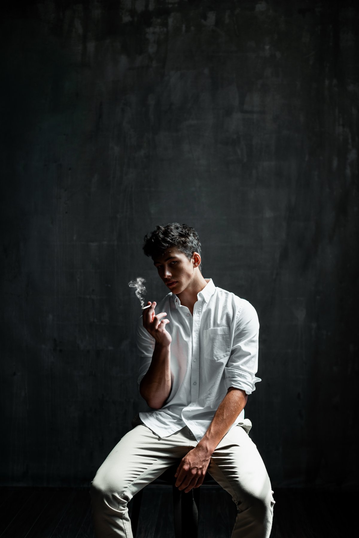 男人抽烟的样子图片图片