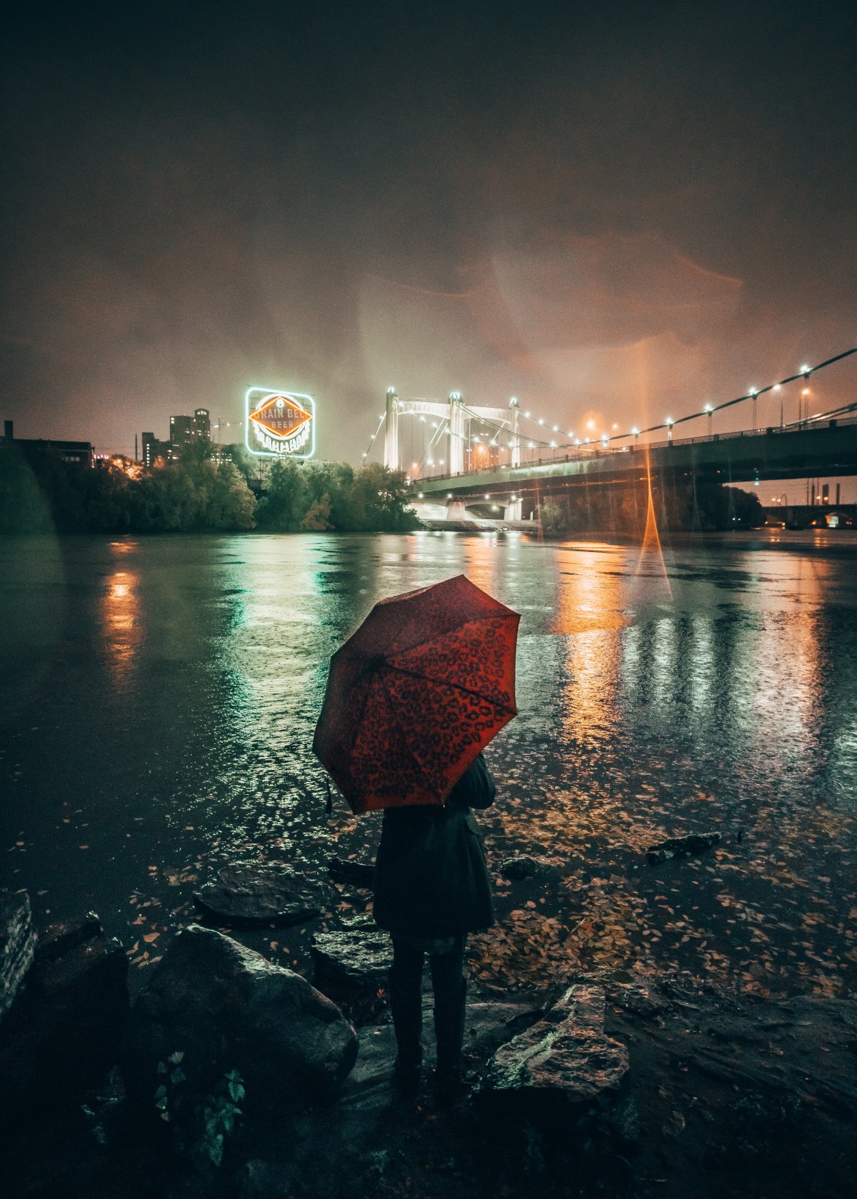 雨中撑伞孤独图片