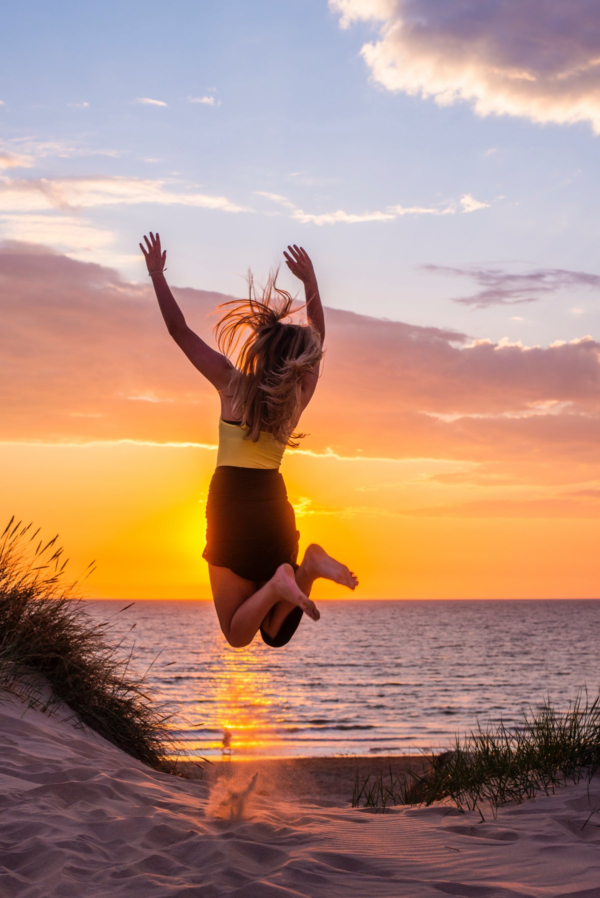 女生背影跳跃抓拍图片