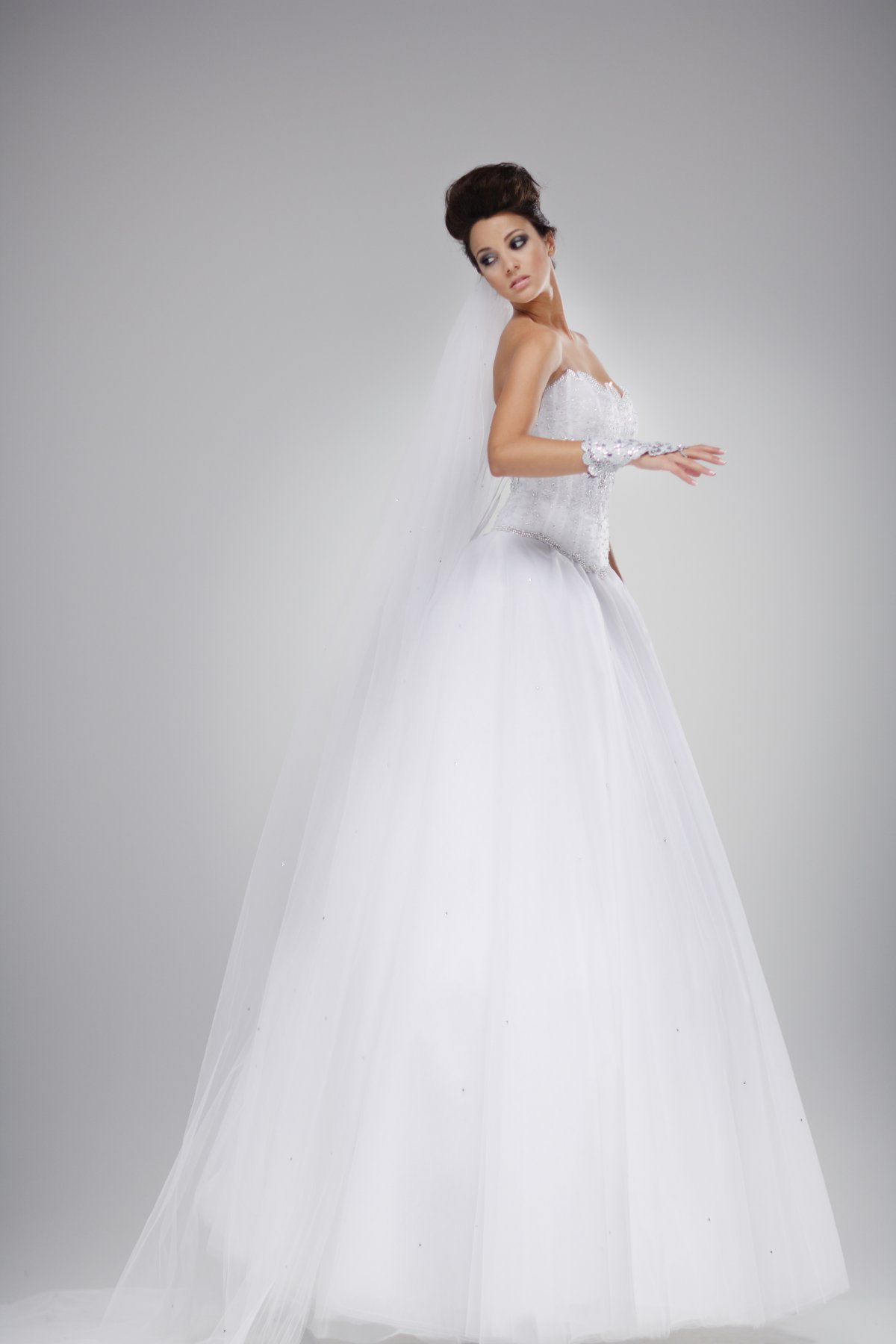 高贵典雅婚纱美女图片