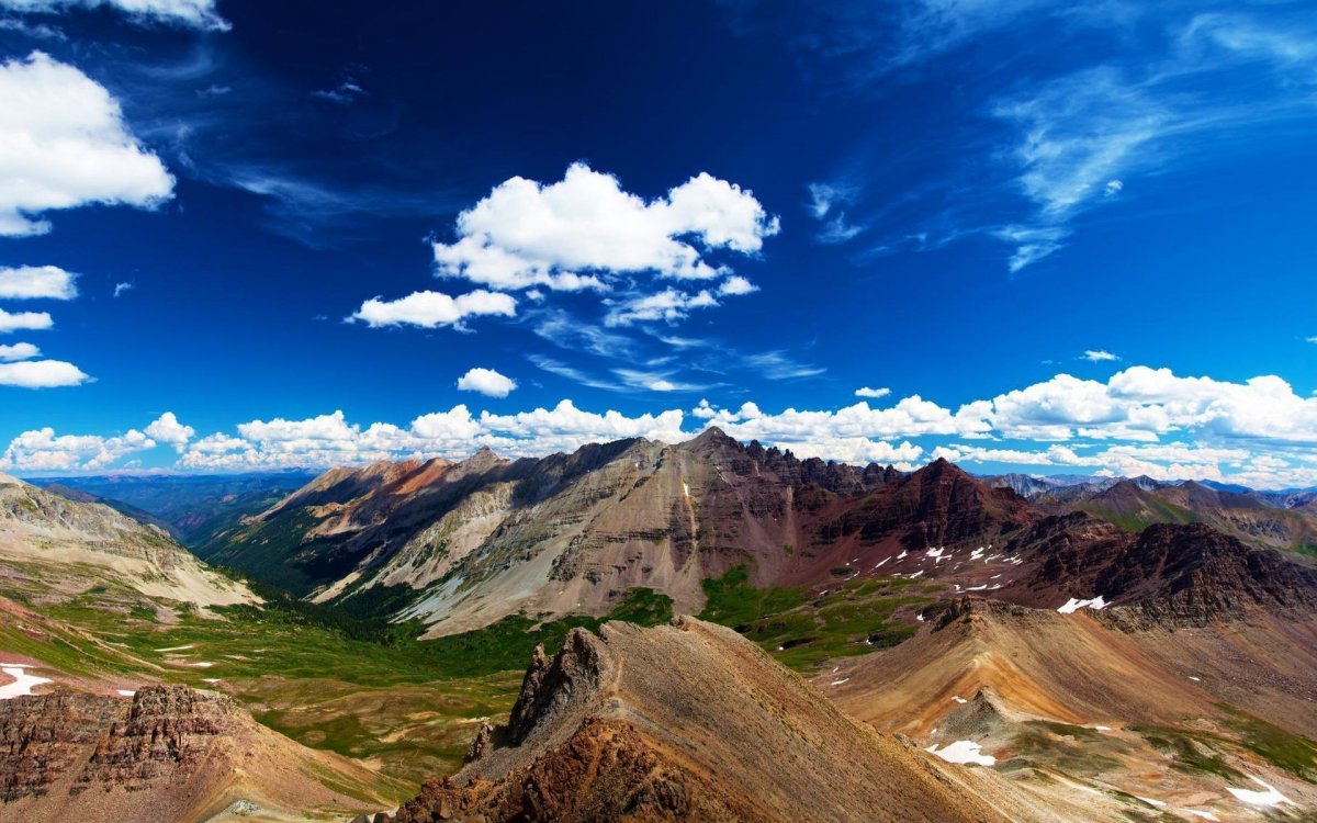 山峰連綿高山圖片