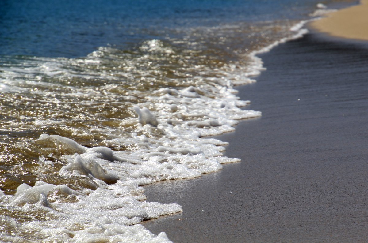 海灘海浪滾滾圖片