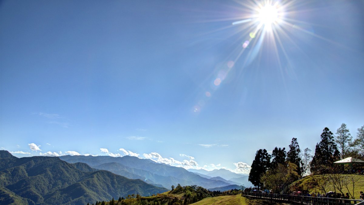 阳光蓝天远山风景图片