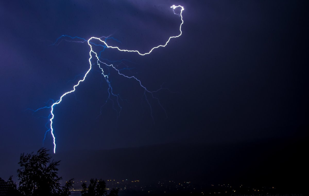 夜晚閃電雲圖片