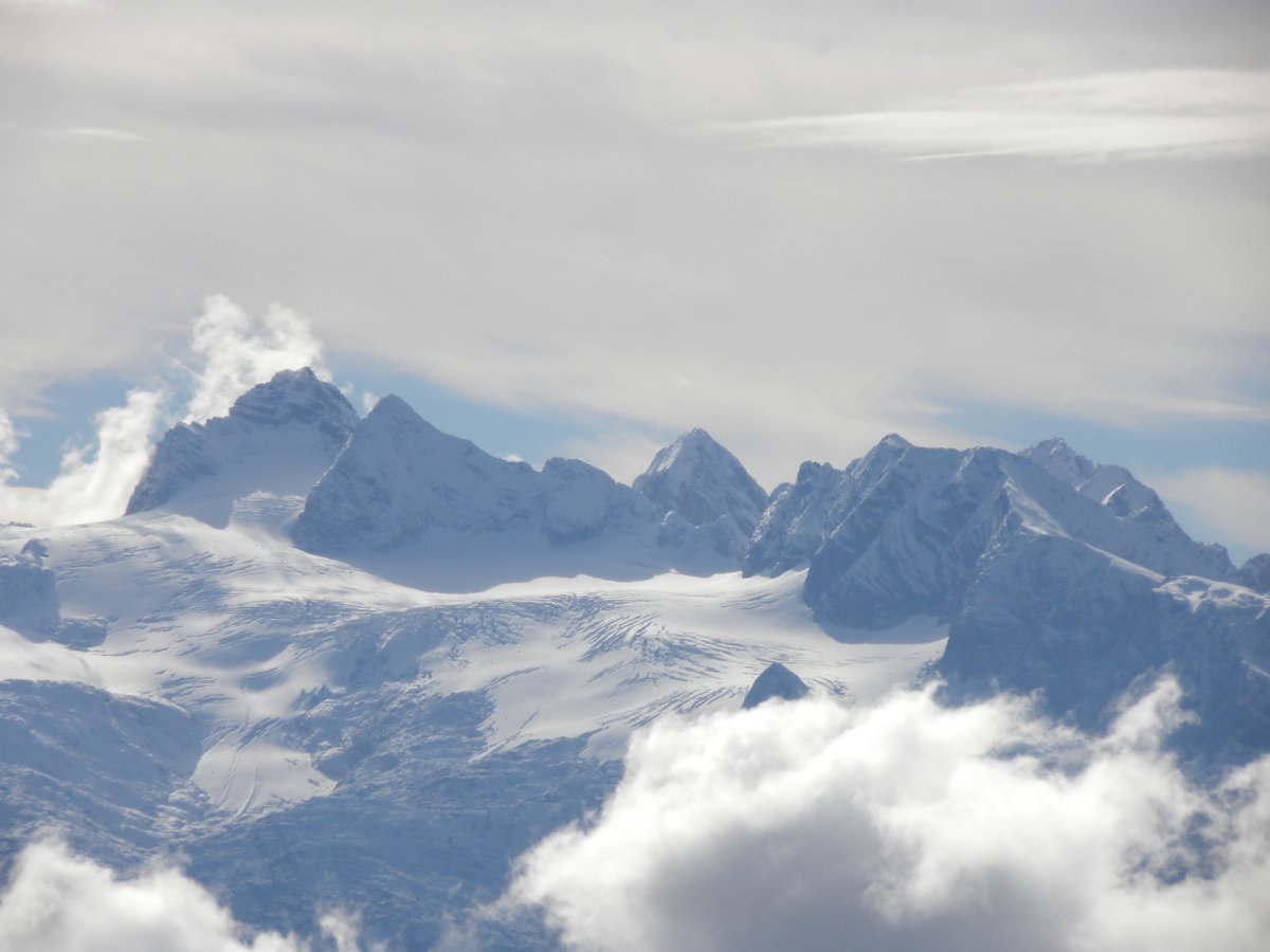 高清雪山桌面背景图片