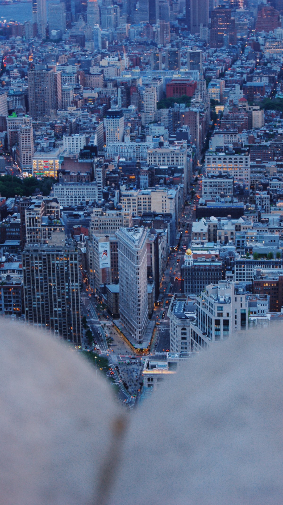 一个人俯视城市的图片图片