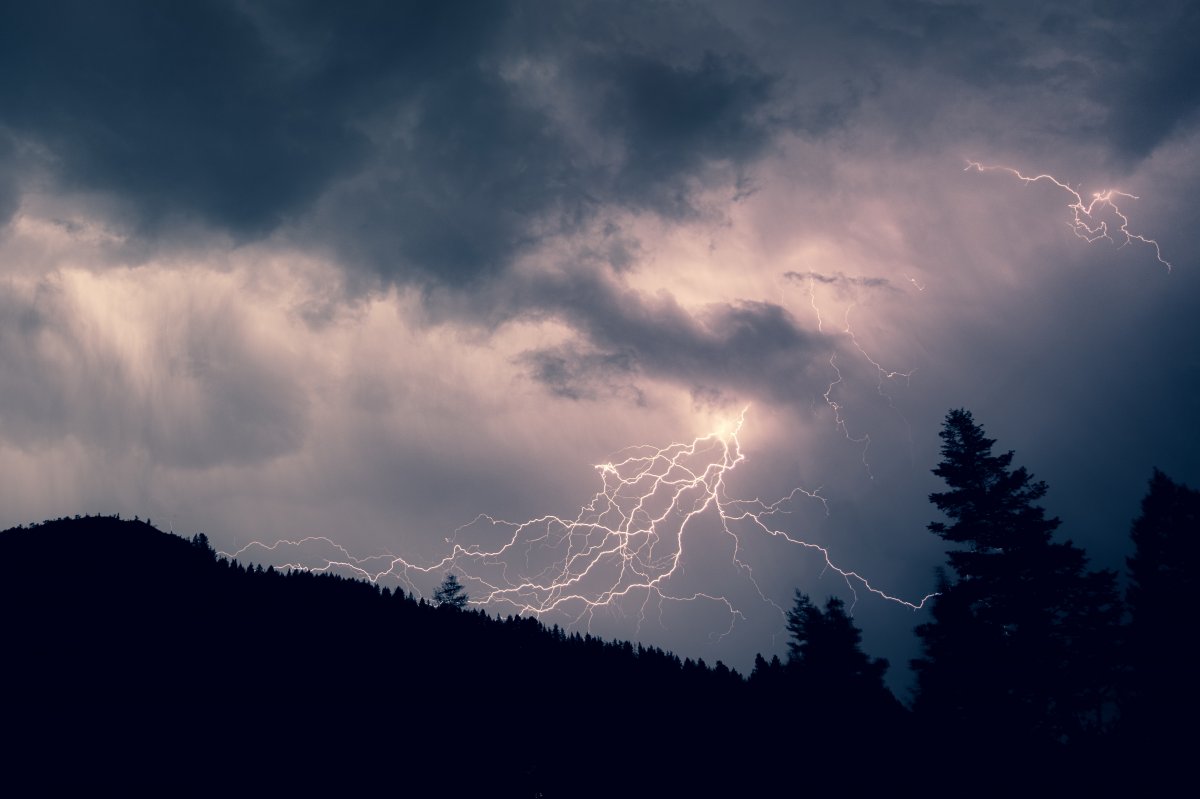 天空烏雲閃電圖片