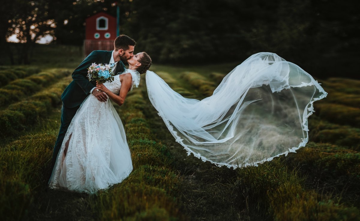 外景婚纱接吻写真摄影