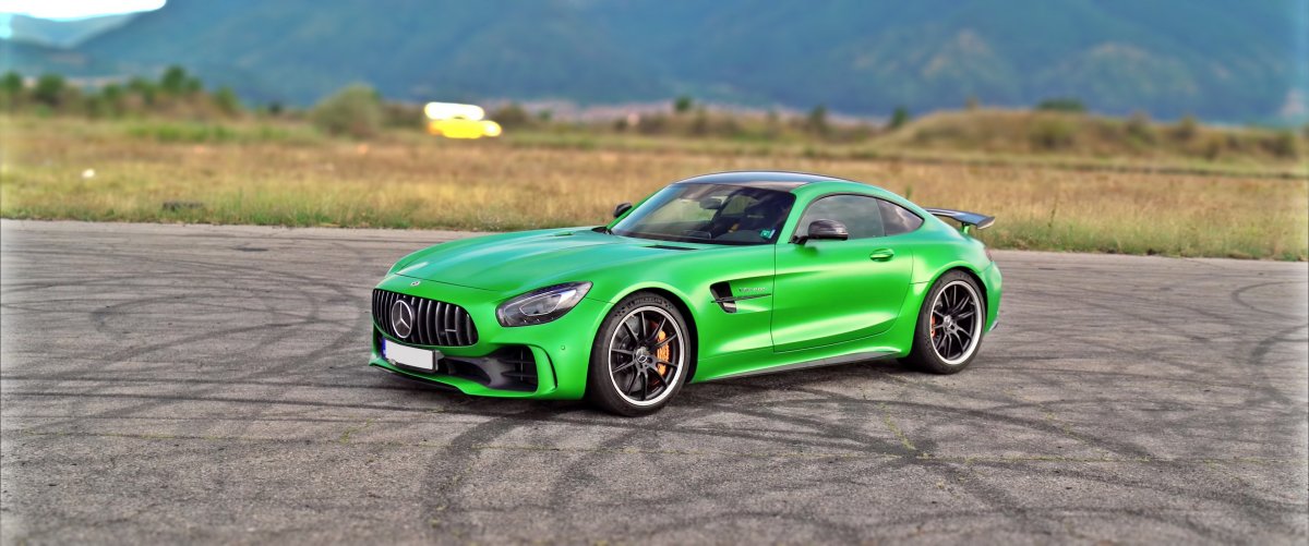 奔驰绿色轿车图片