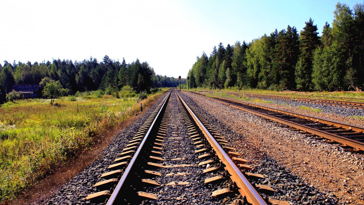 向远方延伸的铁轨图片