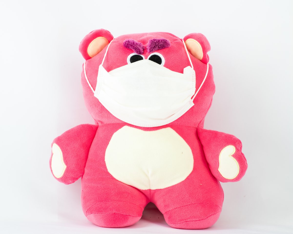 戴口罩的玩具熊图片