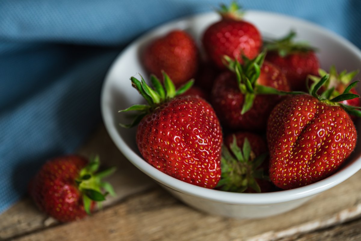 一碗红草莓水果图片,高清图片
