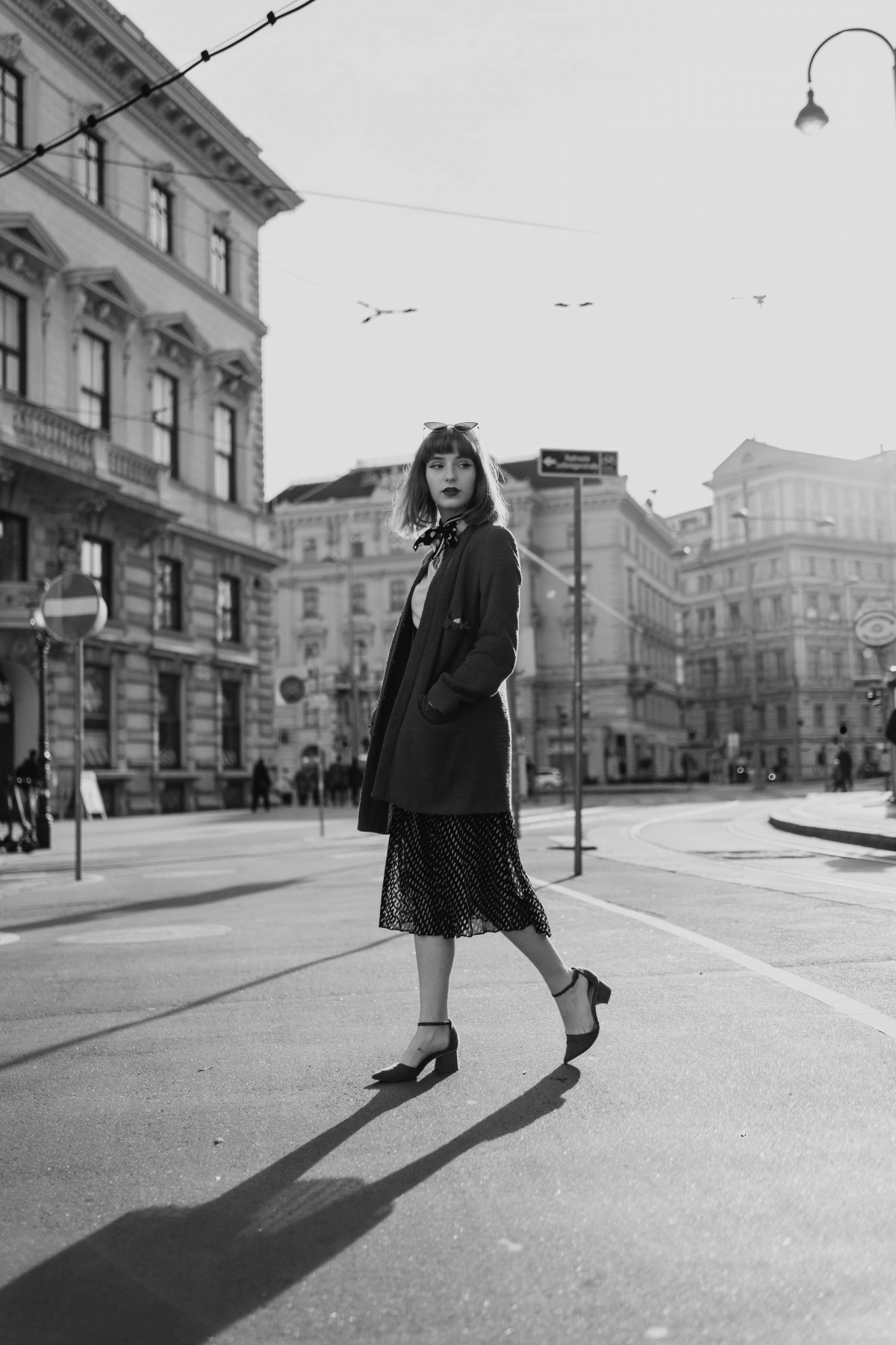 黑白街拍美女写真图片