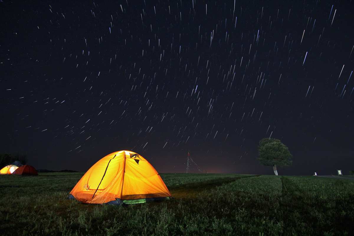 晚上野外露营帐篷图片图片