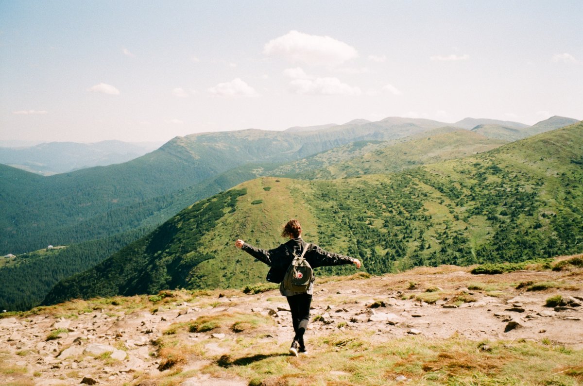 登山旅行人物背影圖片