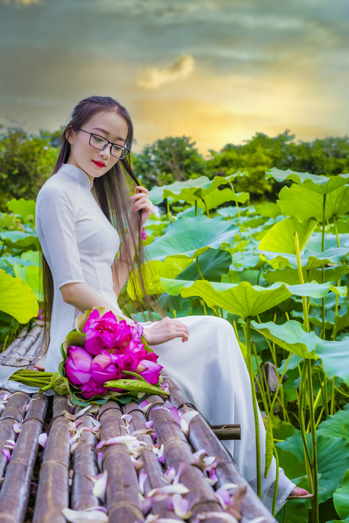 荷塘美女写真图片
