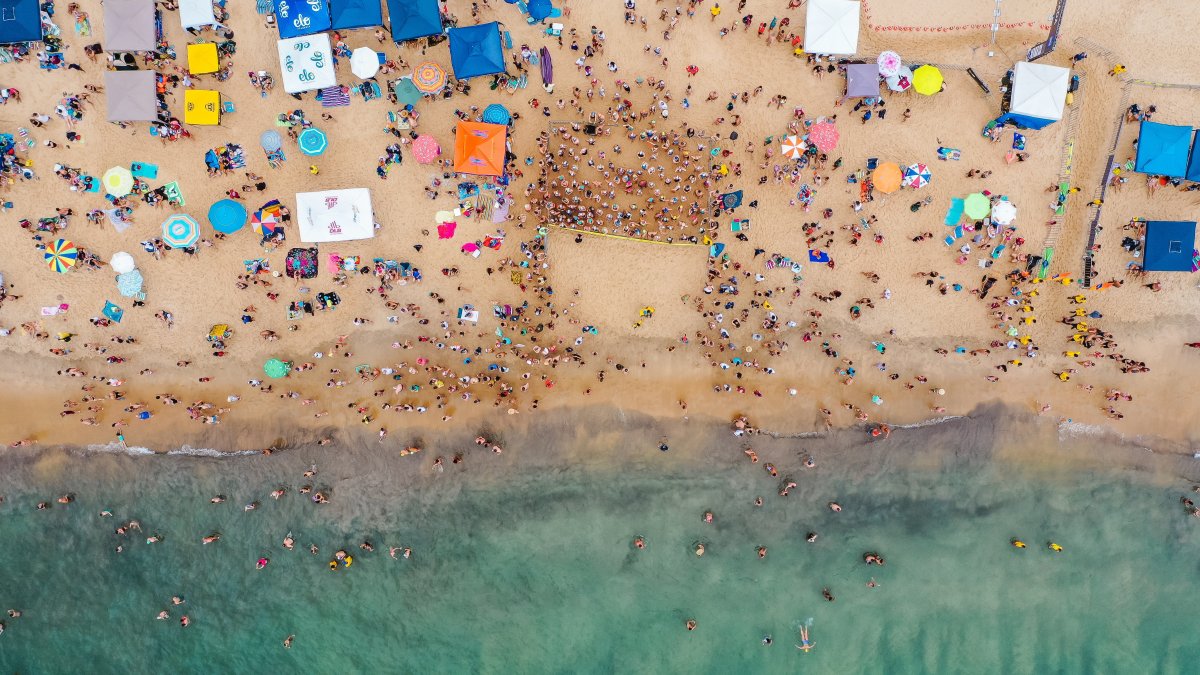 在海边度假的游客图片