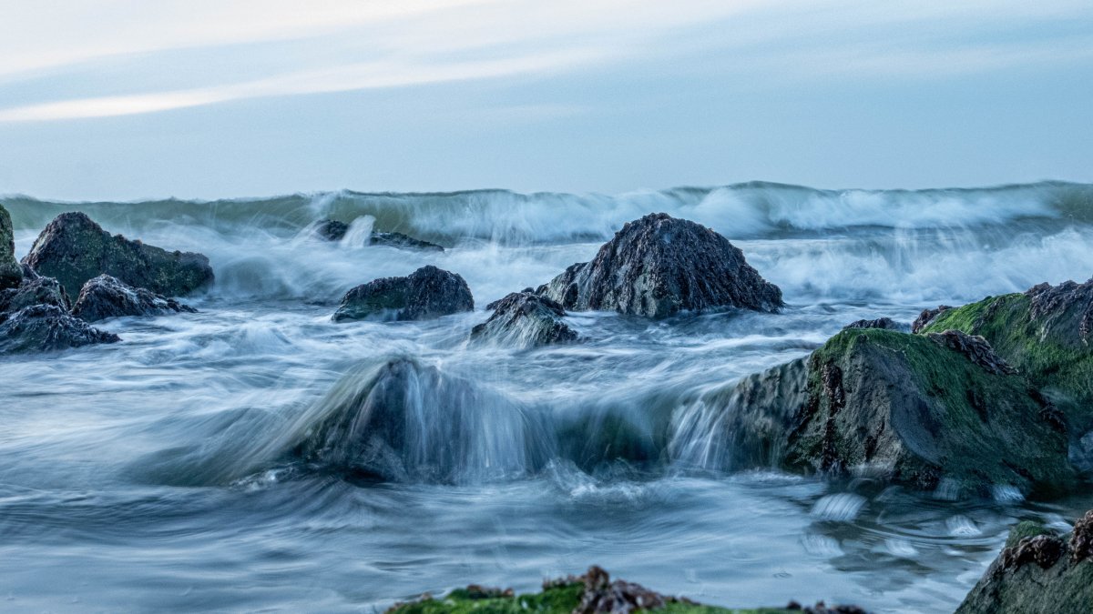 海浪拍打礁石的圖片