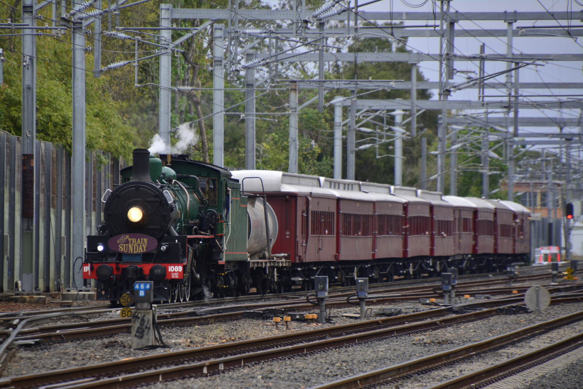 冒着烟的传统蒸汽火车图片