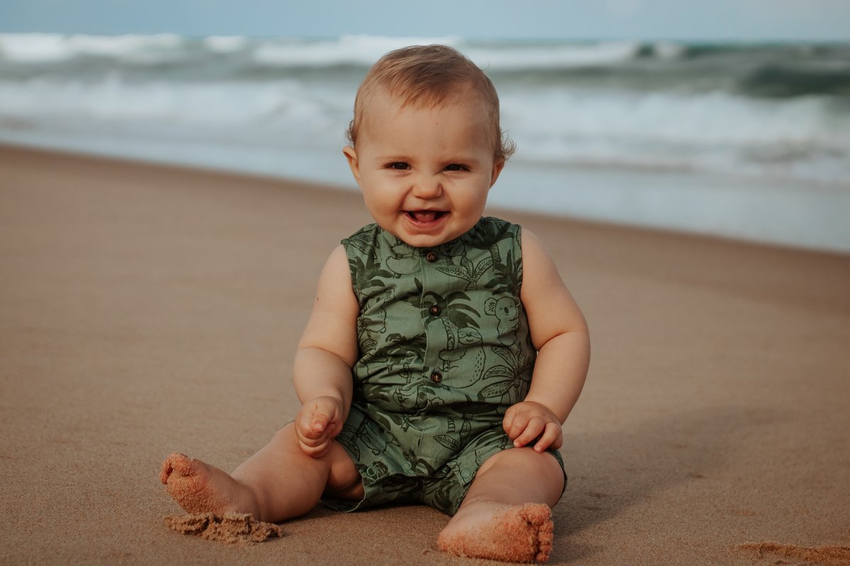 沙滩上可爱宝宝图片