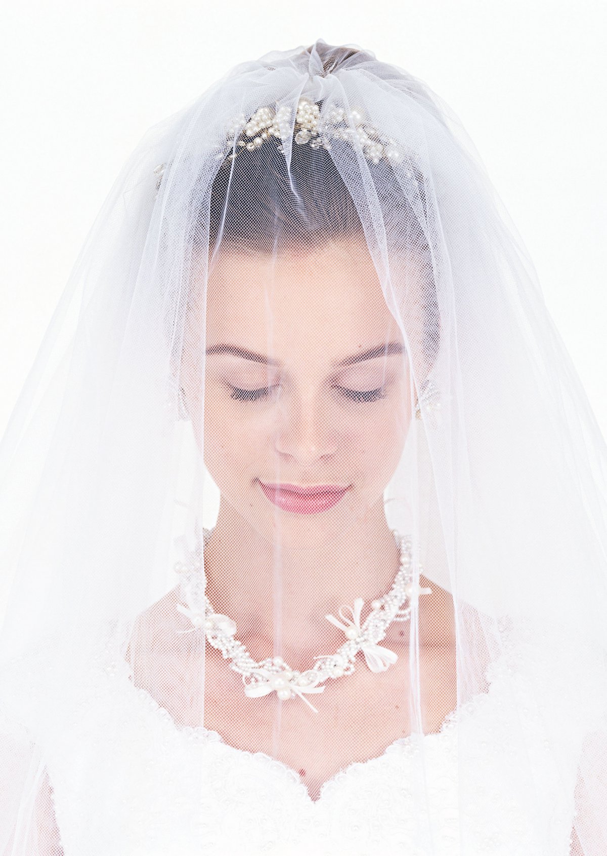 戴着头纱的新娘图片