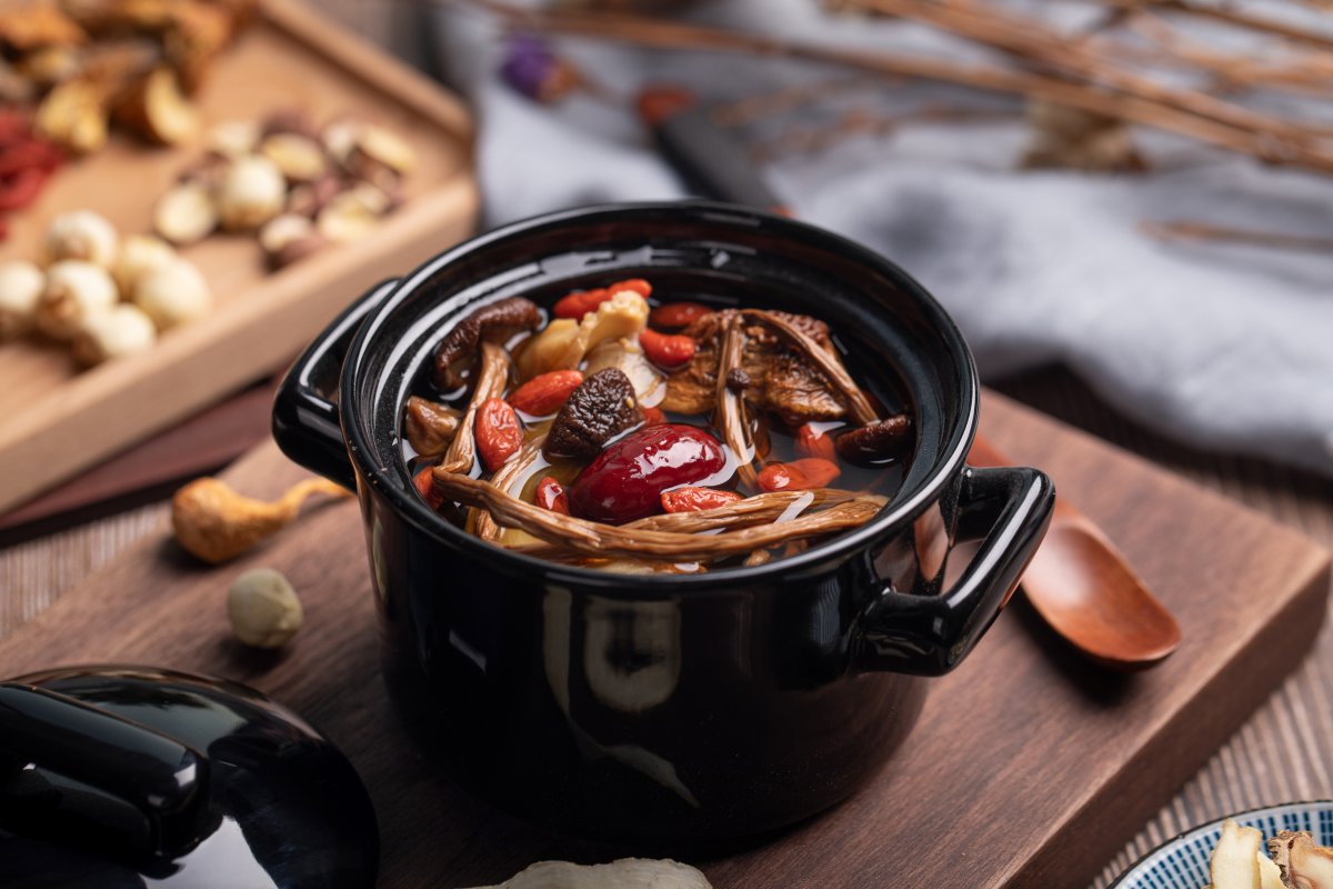 美味营养的砂锅熬制的滋补养生汤图片