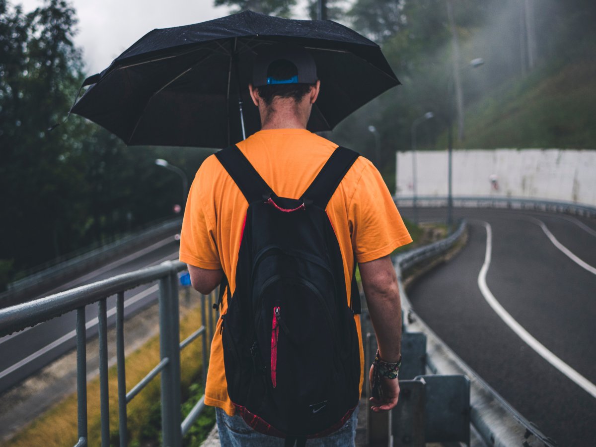 下雨为别人撑伞的图片图片