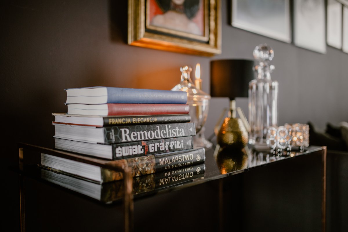 摆放在桌面上的蜡烛灯图片