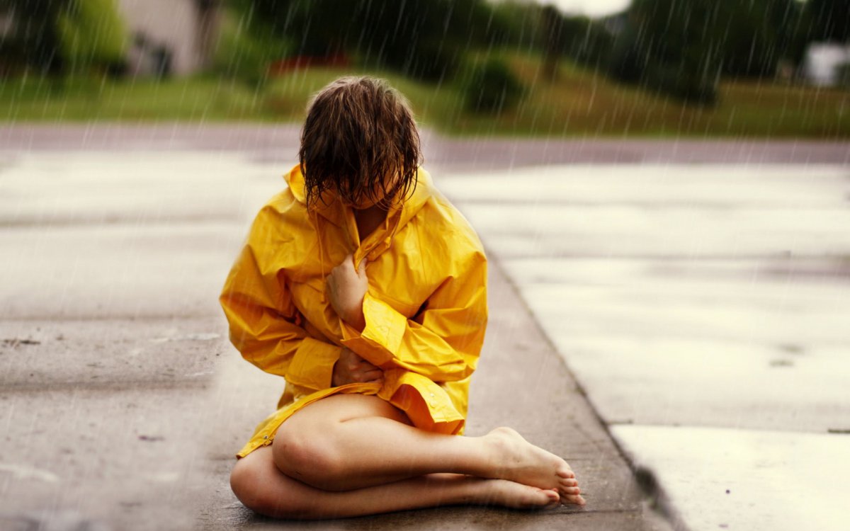 女孩淋雨的图片唯美图片