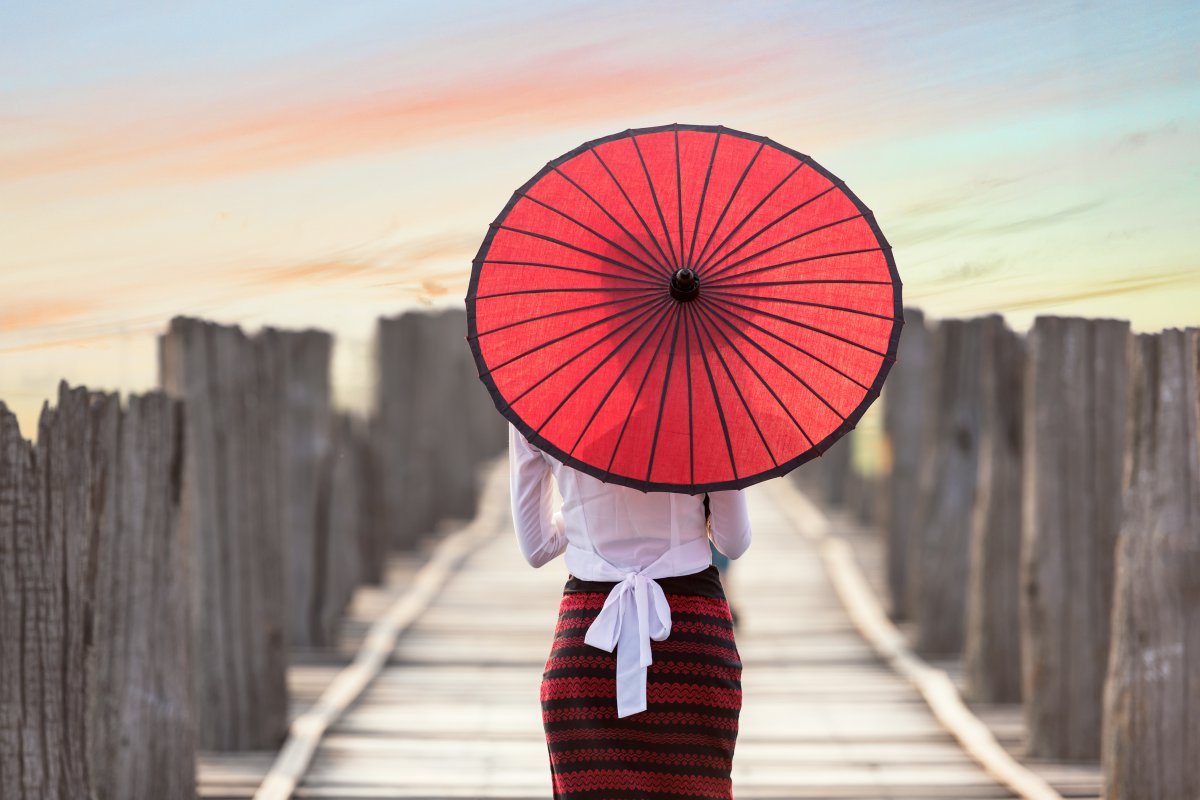 背景拿雨伞图片大全图片