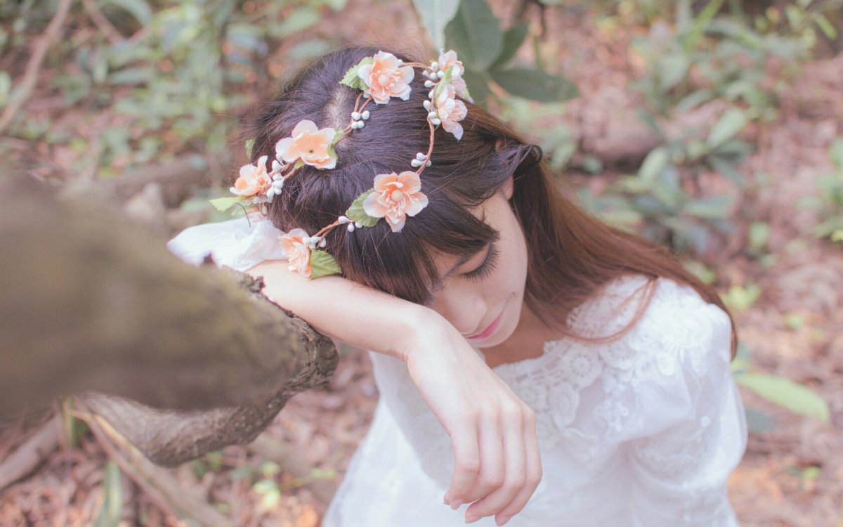 戴花环的美女高清图片
