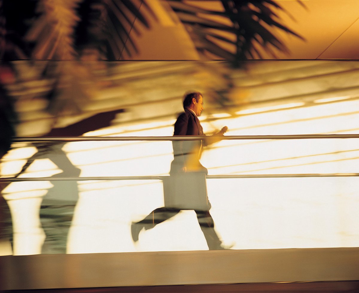 机场白领匆忙形象图片