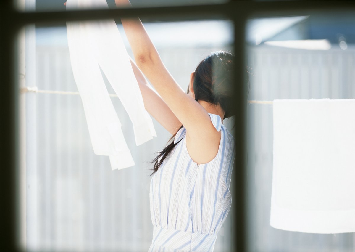 女性晾晒衣服图片